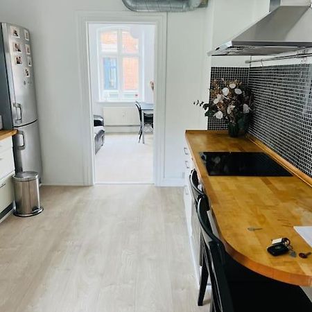 Lovely 1-Bedroom Condo In Aarhus C ภายนอก รูปภาพ