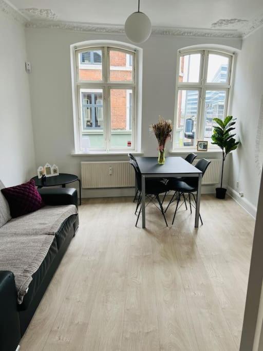 Lovely 1-Bedroom Condo In Aarhus C ภายนอก รูปภาพ