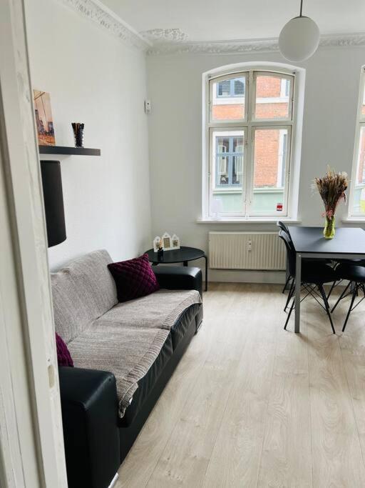 Lovely 1-Bedroom Condo In Aarhus C ภายนอก รูปภาพ