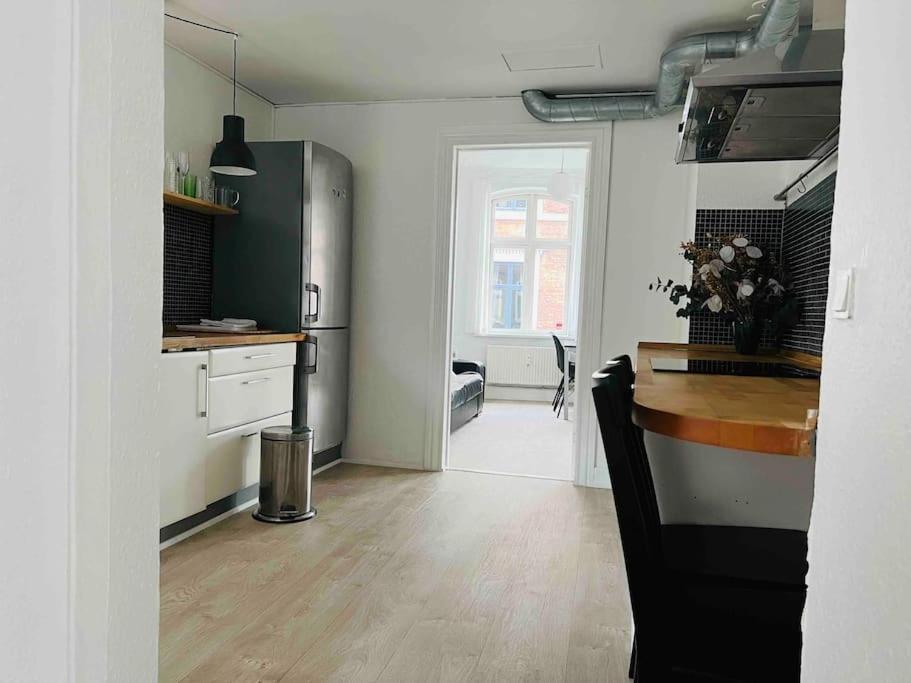 Lovely 1-Bedroom Condo In Aarhus C ภายนอก รูปภาพ