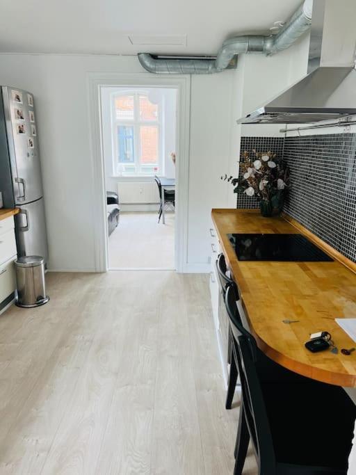 Lovely 1-Bedroom Condo In Aarhus C ภายนอก รูปภาพ