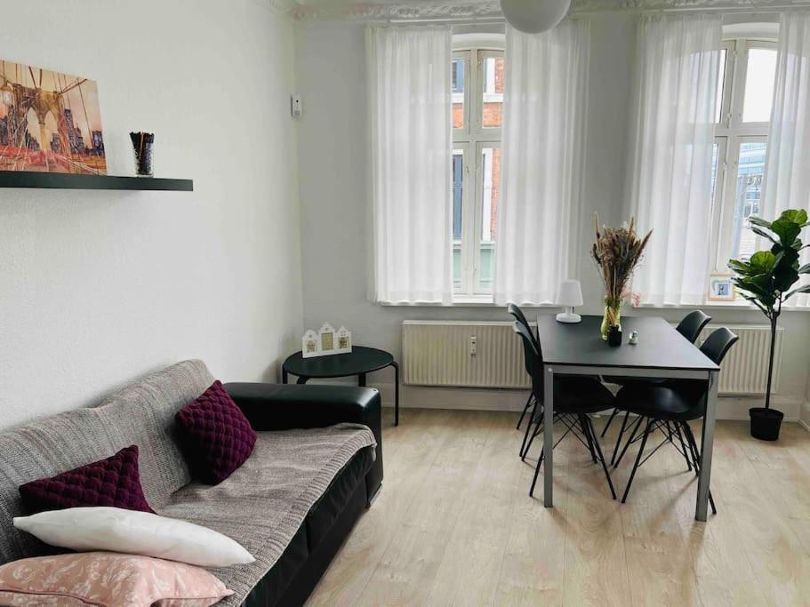 Lovely 1-Bedroom Condo In Aarhus C ภายนอก รูปภาพ